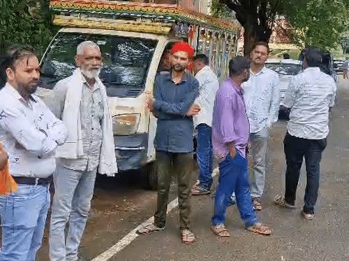 झांसी में युवक की लाश मिली:घर बेच चुका था, मंडी में पल्लेदारी करता था, पुलिस के फोन करने पर परिजन पहुंचे
