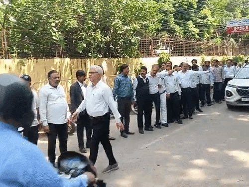कानपुर कचहरी में हड़ताल, वकीलों ने बनायी मानव श्रृंखला:कहा- 7 सूत्रीय मांगे पूरी न होने तक आंदोलन जारी रहेगा, वादकारी मायूस होकर लौटे