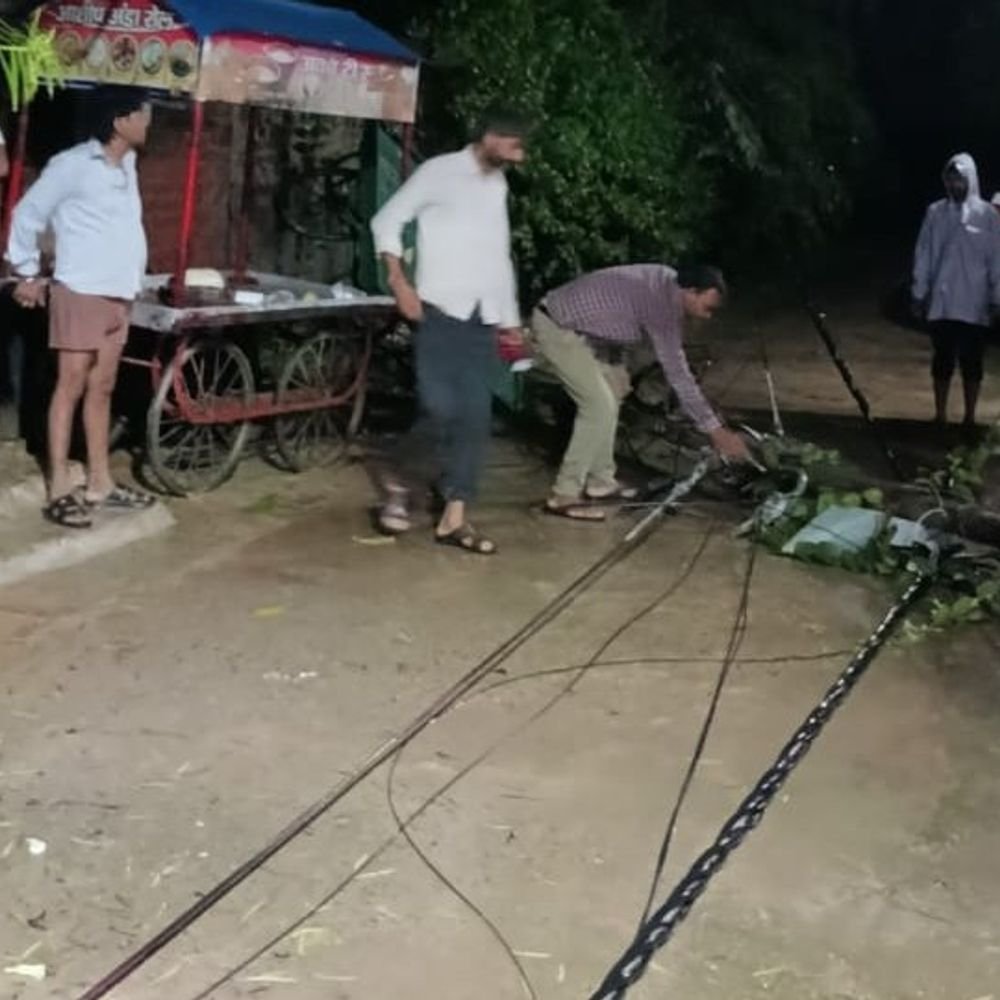 लखनऊ में बारिश से बिजली सप्लाई ठप:चिनहट में 14 घंटे से बिजली गुल, 1.5 लाख आबादी परेशान