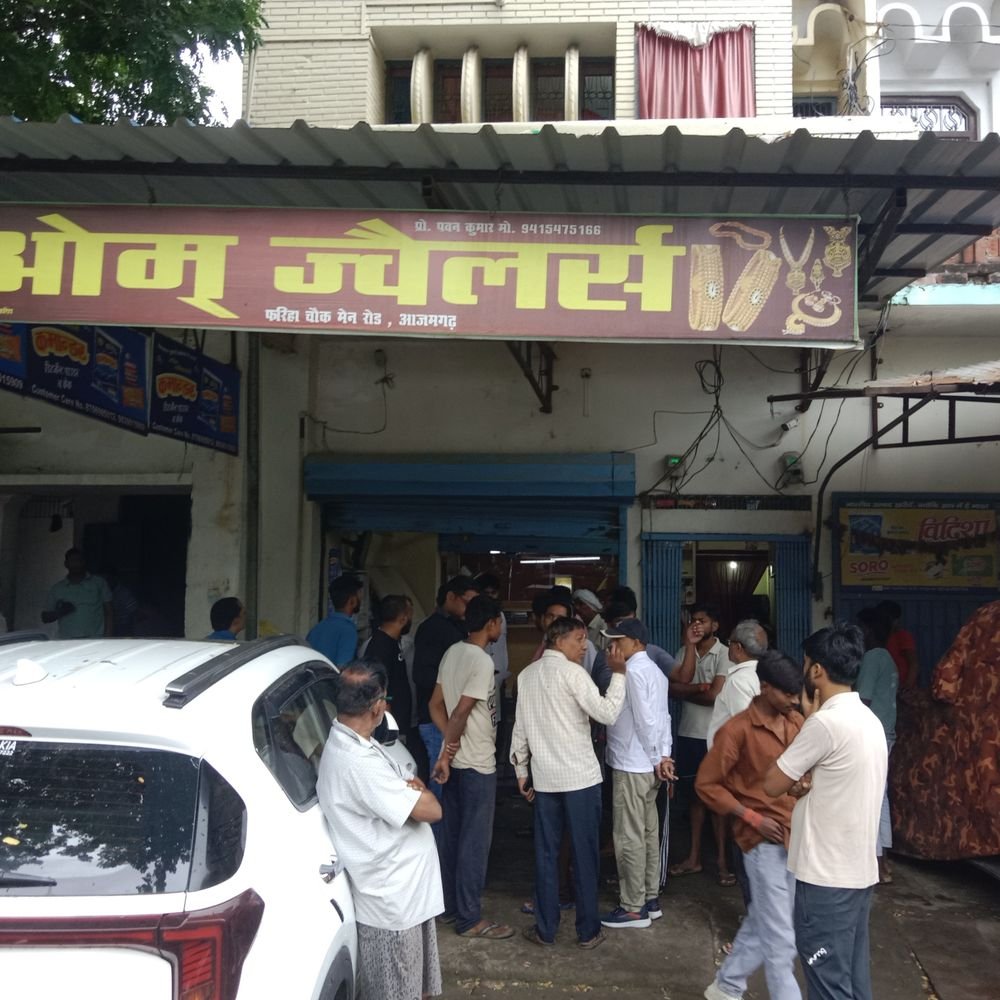 आजमगढ़ में ज्वेलर्स की दुकान से 35 लाख की चोरी:चोरों ने स्ट्रीट लाइट का तार काटकर इलाके में अंधेरा किया, 100 ग्राम सोना और 12 किलो चांदी चुराई