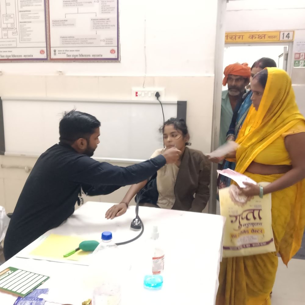 महराजगंज अस्पताल में मौसमी बीमारियों के मरीज बढ़े:बदलते मौसम से खांसी, जुकाम और बुखार के साथ टाइफाइड के मामले भी सामने आए