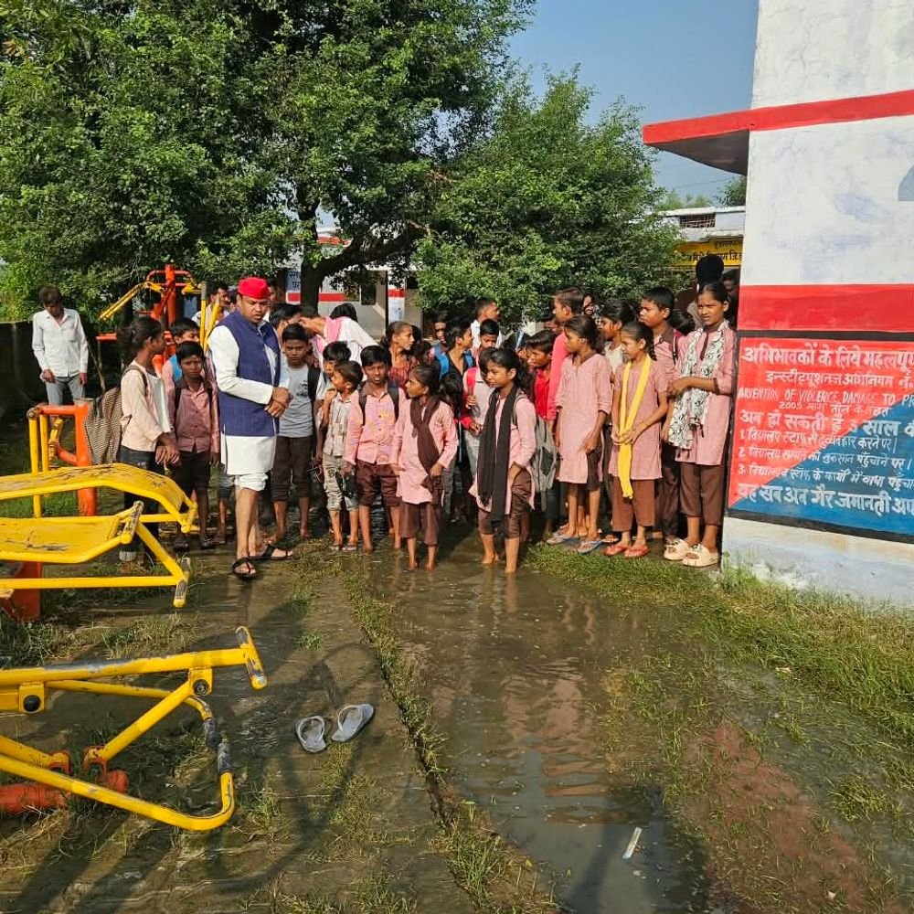 हरदोई में कीचड़ और जर्जर-भवन के बीच पढ़ रहे नौनिहाल,:बारिश से बदहाल स्कूल, सपा नेता ने डीएम को बताई समस्या