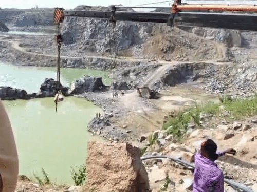 200 फीट गहरी खदान में युवक की लाश मिली:झांसी में 3 दिन से लापता था, पत्नी छोड़ चुकी, 2 बच्चों का पालन-पोषण कर रहा था