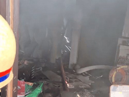 कमला नगर में फ्लैट में लगी आग:घर में महिला-दो बच्चे थे, आधे घंटे में फायर ब्रिगेड ने बुझाई आग