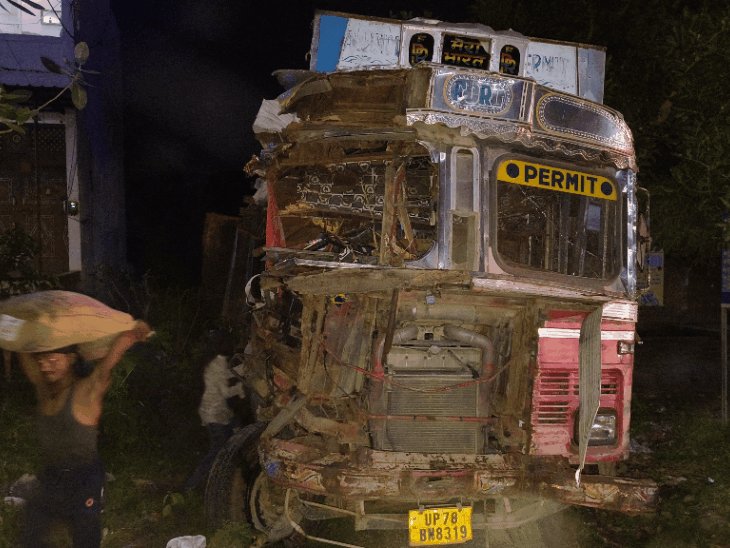 ट्रक और रोडवेज बस की टक्कर में 6 लोग जख्मी:हाथरस के सिकंदराराऊ में हुआ हादसा, दोनों चालक गंभीर घायल