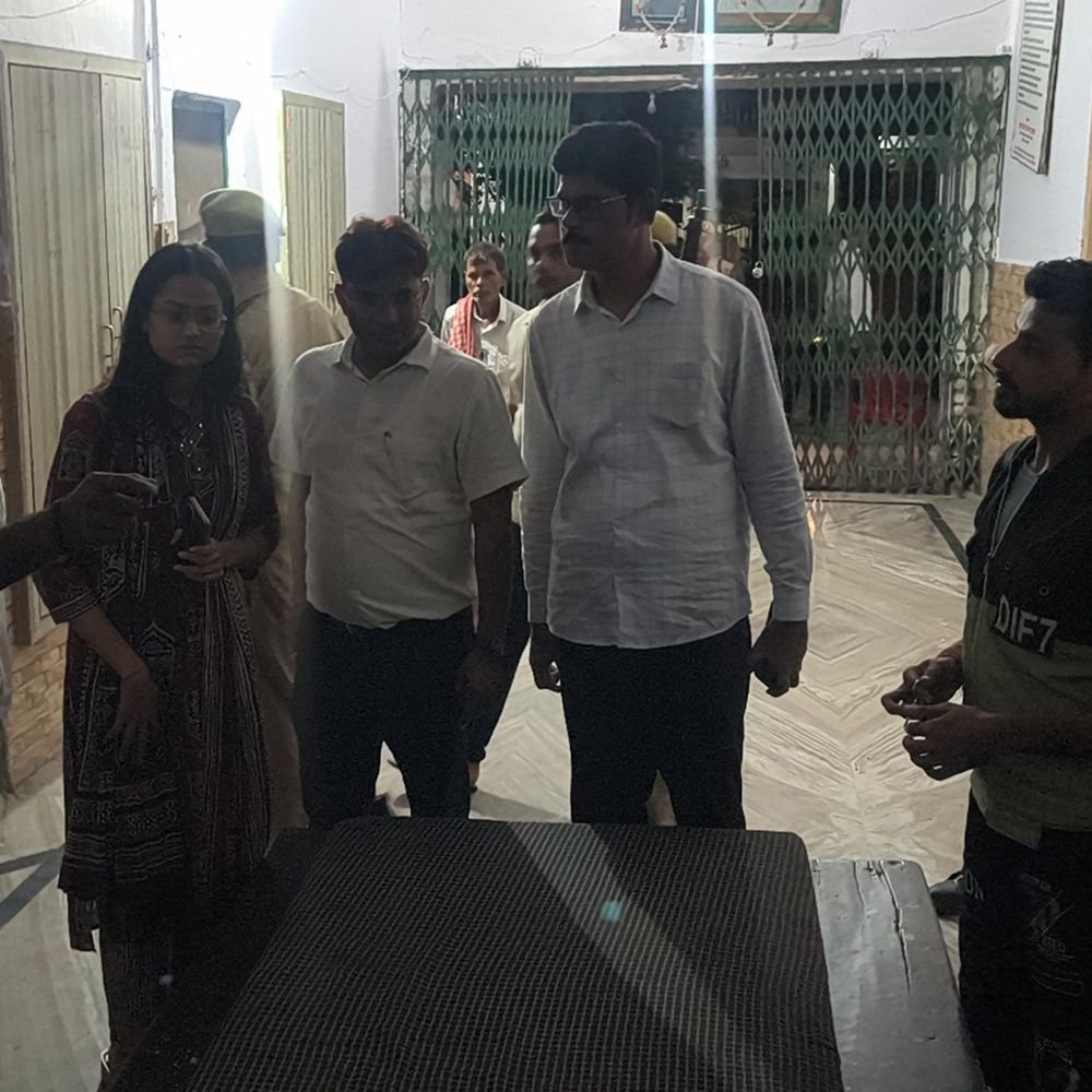 डीएम ने जलभराव प्रभावित इलाकों का निरीक्षण कर खाना चखा:घर छोड़कर शिविर में रह रहे लोगों से हाल जाना, बिजली दुरुस्त करने और सुविधाएं निर्देश