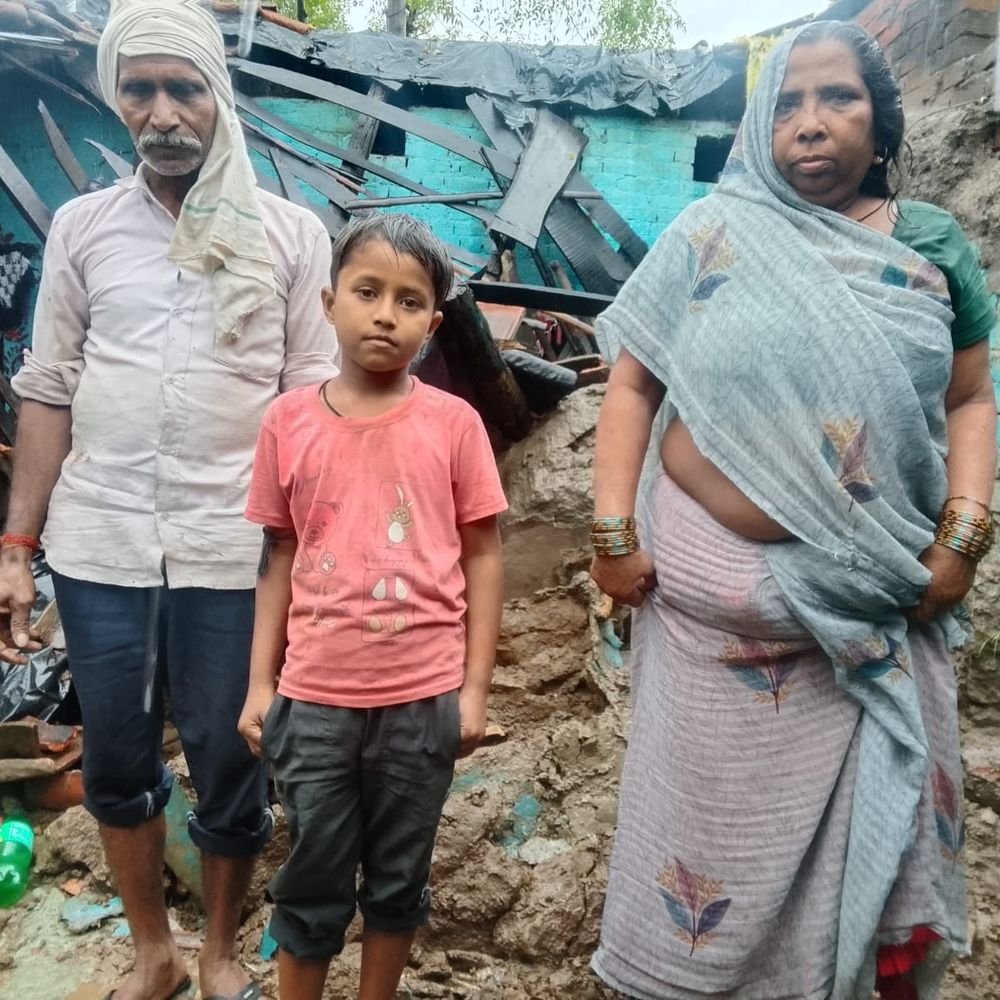 पीलीभीत में बारिश से कच्चा मकान ढहा, परिवार बाल-बाल बचा:खुले आसमान के नीचे आया परिवार, प्रशासन से मदद की गुहार