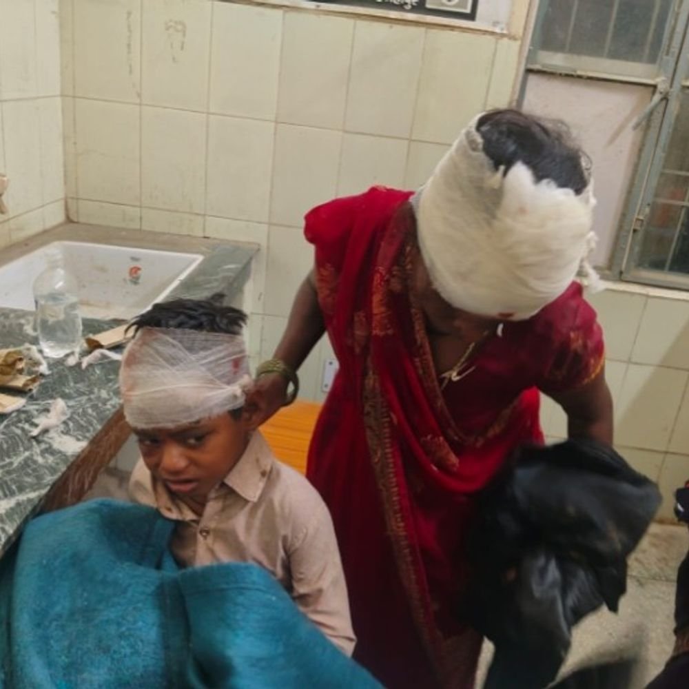 रोडवेज बस की टक्कर से पलटी ट्रैक्टर-ट्रॉली, 13 घायल:शाहजहांपुर में नामकरण संस्कार में जाते समय हादसा, 3 की हालत गंभीर