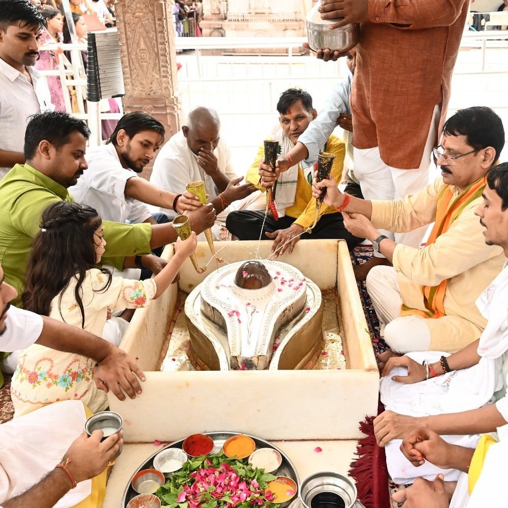 विहिप ने अशोक सिंघल की जयंती पर शुरू किए कार्यक्रम:प्रयागराज में प्रतिमा के सामने दीप जलाया, काशी विश्वनाथ में अभिषेक किया