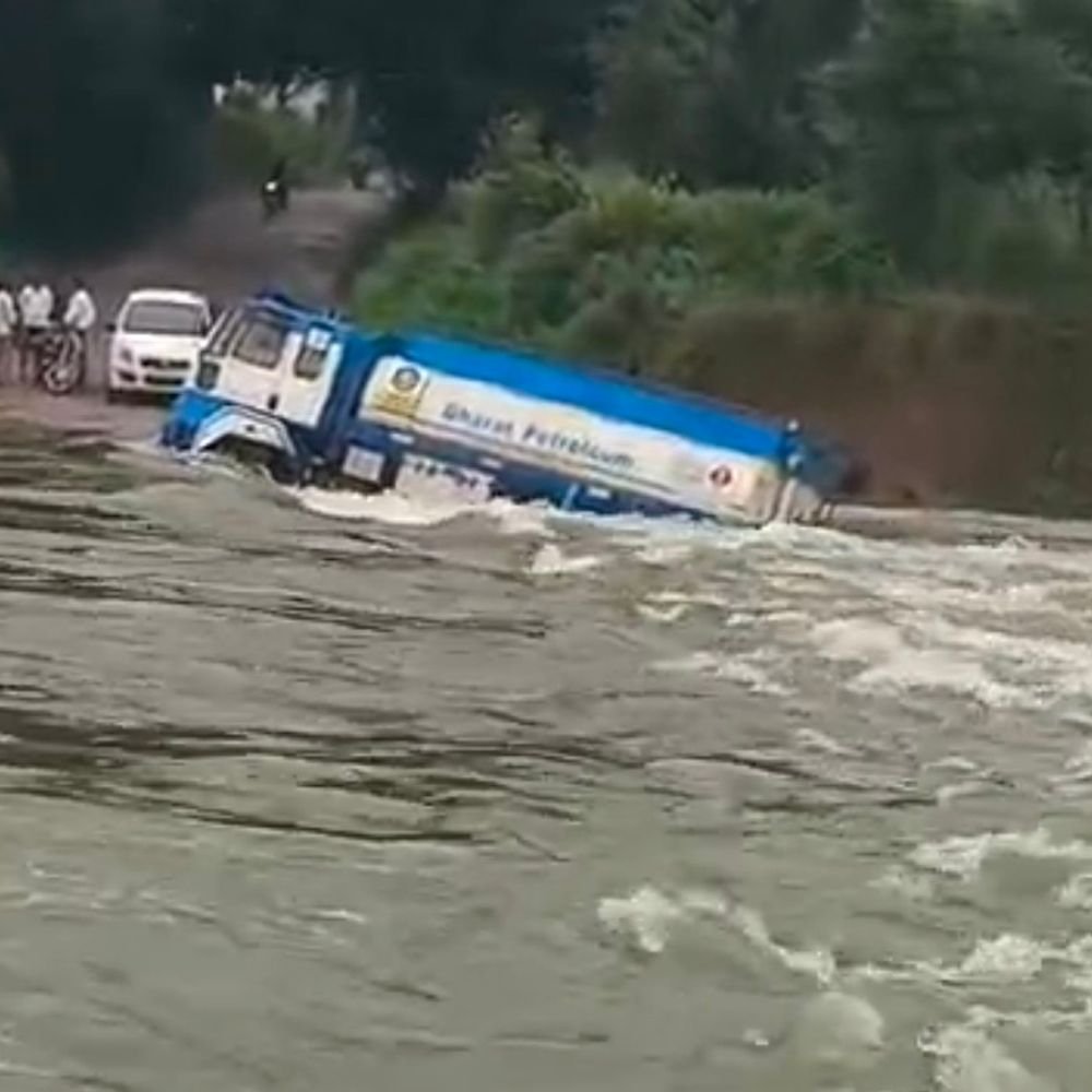 ललितपुर में नदी के तेज बहाव में बहा टैंकर:2 फीट पानी के बीच पुल पार कर रहा था पेट्रोल टैंकर, ड्राइवर ने कूदकर बचाई जान