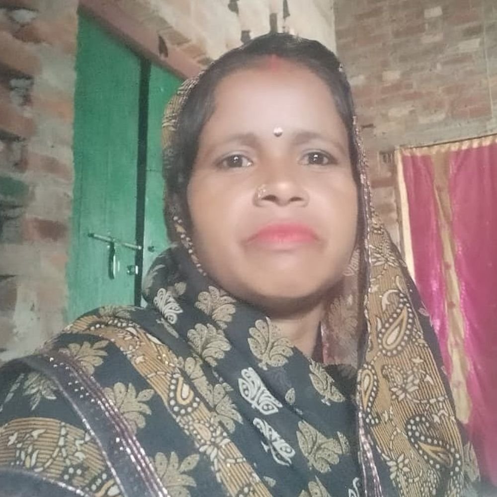 लखीमपुर में टीनशेड की दीवार गिरने से महिला की मौत:मलबे के नीचे दबकर घायल हुई, अस्पताल ले जाते समय तोड़ा दम