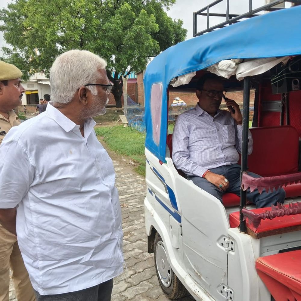 बहराइच में दीवार गिरने से बच्चे की मौत:जलभराव में फंसी सरकारी गाड़ी, एसडीएम टेंपो से पहुंचे पीड़ित परिवार के घर