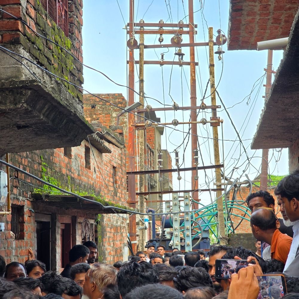 हाईटेंशन तार की चपेट में आए 3 लोगों की मौत:मऊ में शादी के घर में टेंट लगाते समय दूल्हे के भाई की गई जान