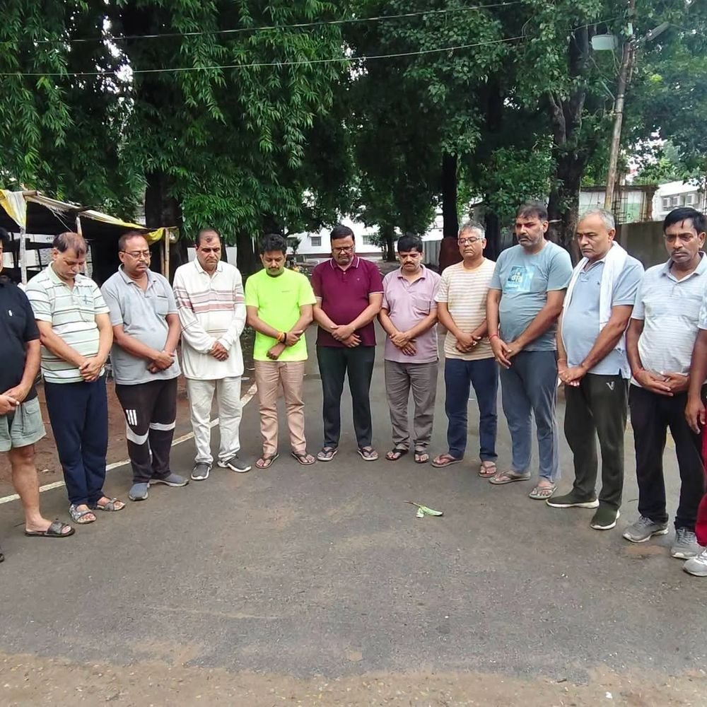 समाजवादी नेता के निधन पर शोक की लहर:बलिया के कलेक्ट्रेट परिसर में 'टहलुआ क्लब' ने दी श्रद्धांजलि