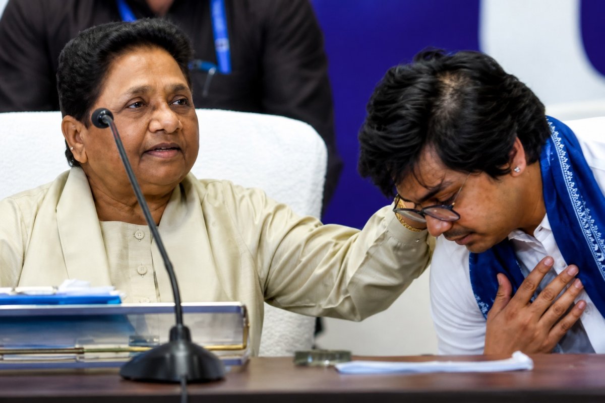 मायावती ने आकाश आनंद को बसपा से निकाला, ससुर का संन्यास भी नहीं आया काम!