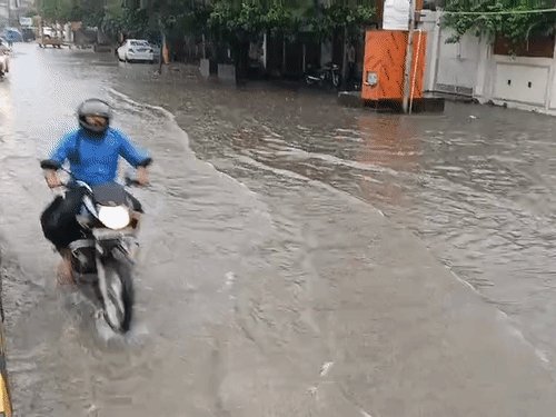 सिटी स्टेशन रोड बनी तालाब, थमी वाहनों की रफ्तार:स्टेशन के सामने घुटनों तक पानी, हजारों वाहनों और यात्रियों को परेशानी, जलनिकासी व्यवस्था पर सवाल