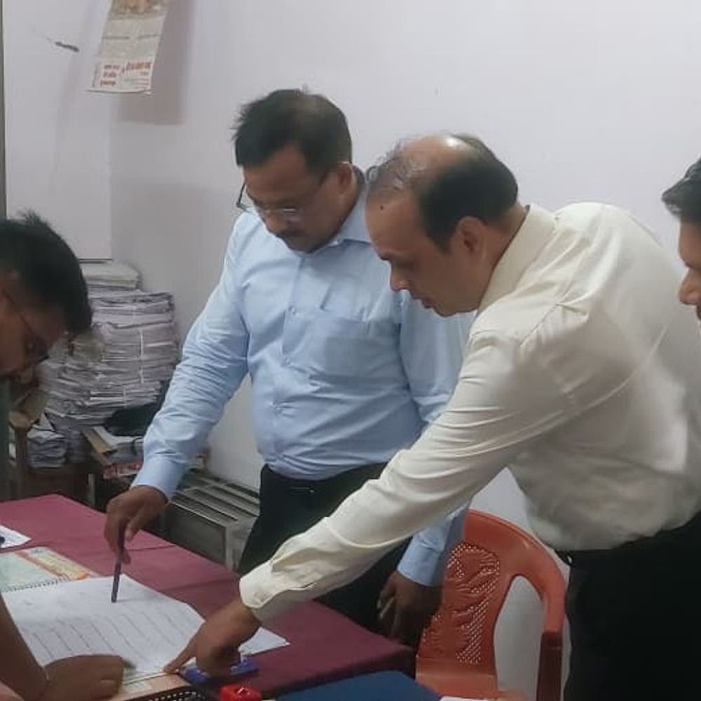 नानपारा तहसील में दो माह से लंबित मिलीं आख्याएं:डीएम ने तत्काल भेजने के दिए निर्देश, काम में पारदर्शिता पर जताई खुशी