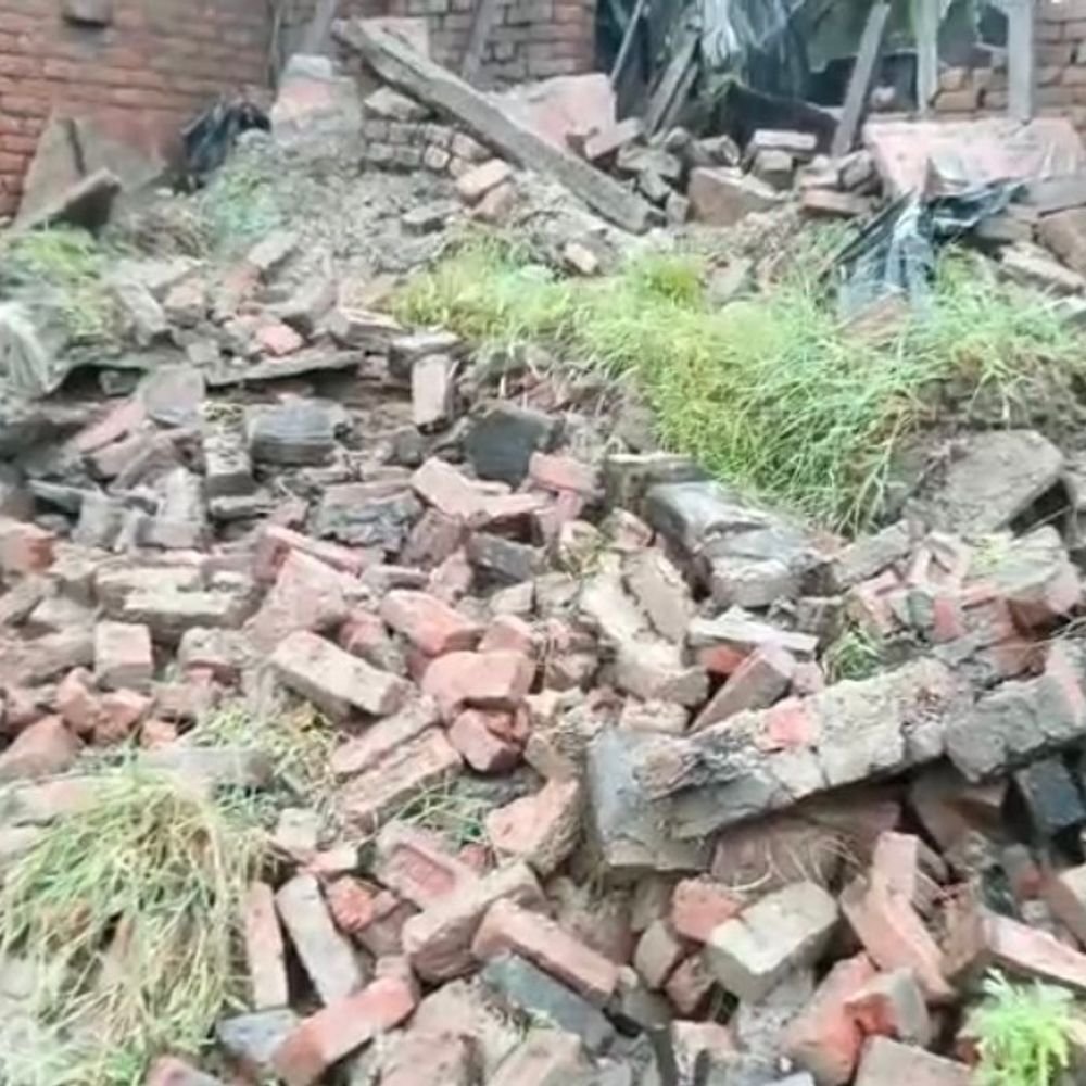 बारिश से दो मकान गिरे, तीन घायल:सीएचसी गुन्नौर से दंपती हायर सेंटर रेफर, 4 बेटियों के पिता का पैर फ्रैक्चर