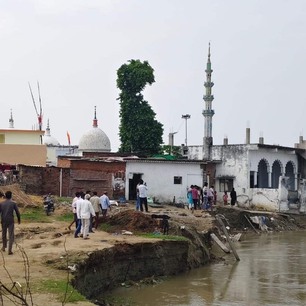 सरयू-घाघरा में कटान तेज,150 साल पुरानी मस्जिद नदी में समाई:नेपाल से पानी छोड़ने और बारिश से बढ़ा बहाव, 1100 साल पुराने मंदिर पर भी खतरा