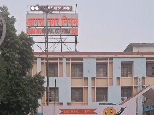 आधे आगरा के घरों से नहीं उठा कूड़ा:नगर निगम की लापरवाही, दो दिन से एक लाख घरों के लोग परेशान