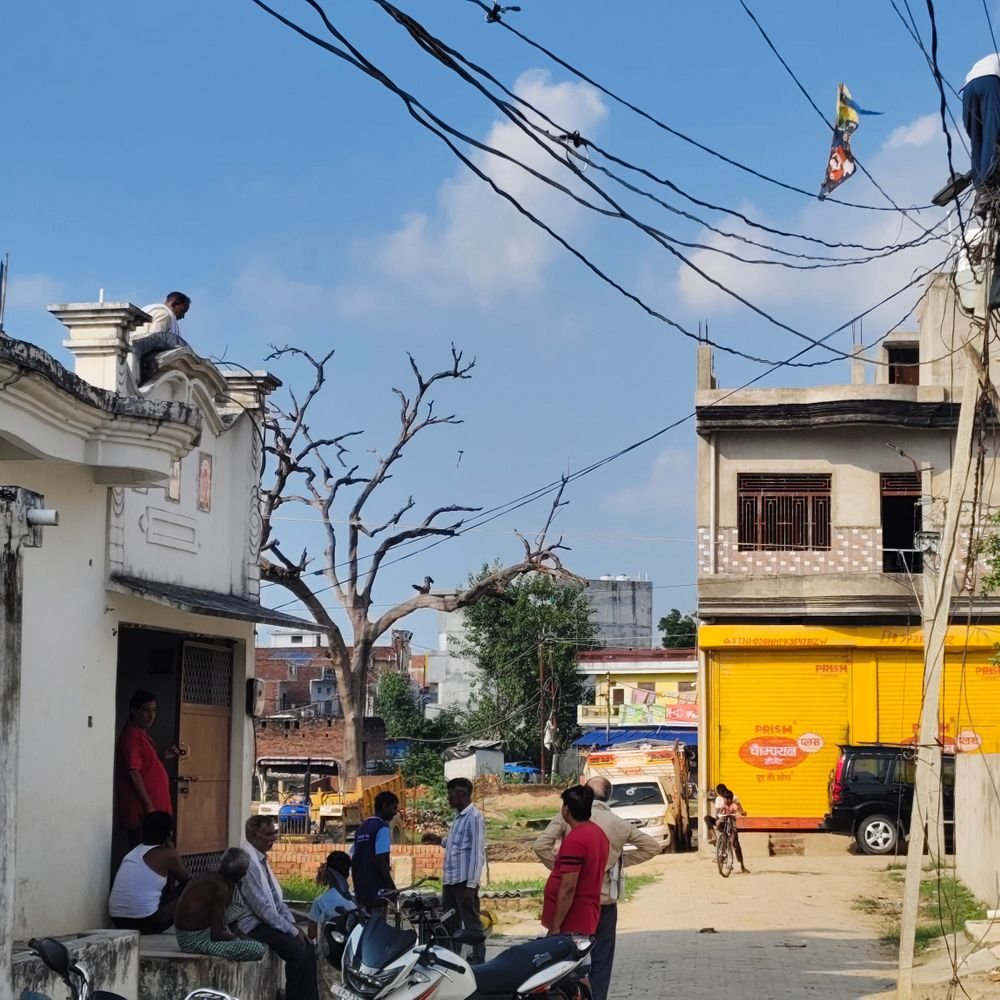 कौशांबी में इलेक्ट्रीशियन की हाईटेंशन तार से मौत:बंदरों से बचने के दौरान हुआ हादसा, 4 महीने पहले मोहल्ले के लोगों ने तार हटाने की मांग की थी