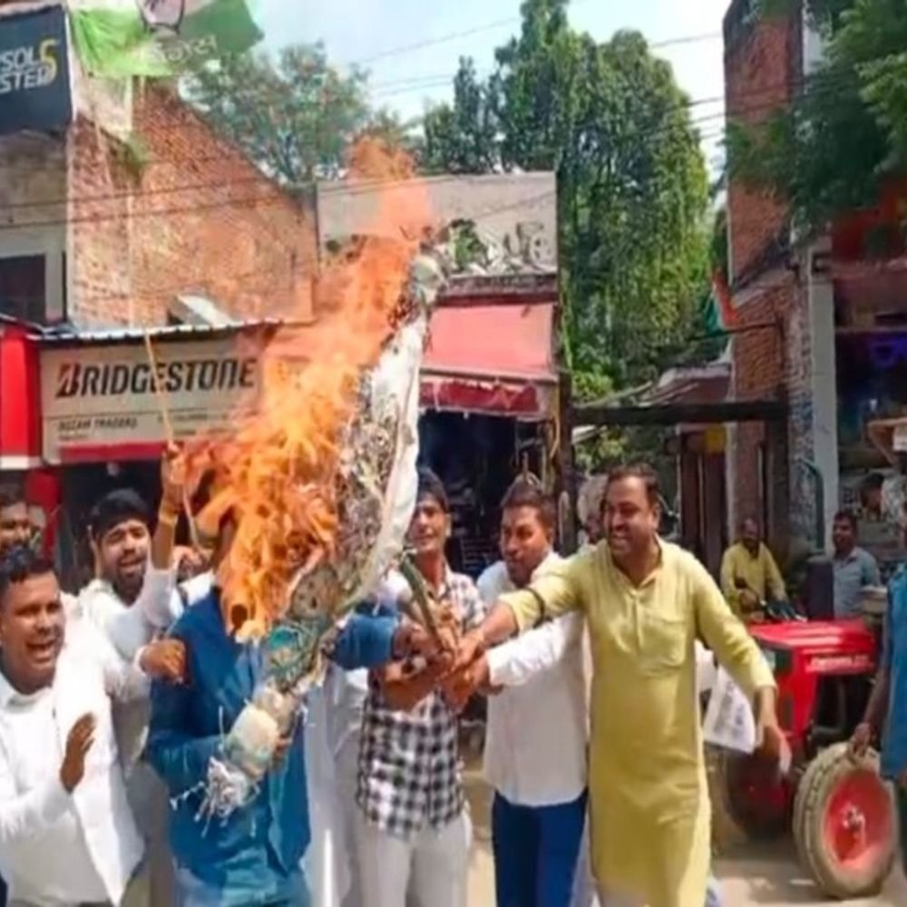 पुलिस को चकमा देकर ECI अधिकारी का पुतला फूंका:सुल्तानपुर कलेक्ट्रेट पर प्रदर्शन, ज्ञानेश कुमार पर वोट चोरी का आरोप