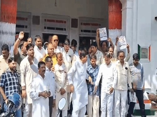 अयोध्या में कांग्रेस प्रदर्शन, ज्ञानेश कुमार का फूंका पुतला:कलेक्ट्रेट जा रहे कांग्रेसियों को पुलिस ने रोका, सड़क पर धरना देकर की नारेबाजी; पद से हटाने और स्वतंत्र जांच की मांग