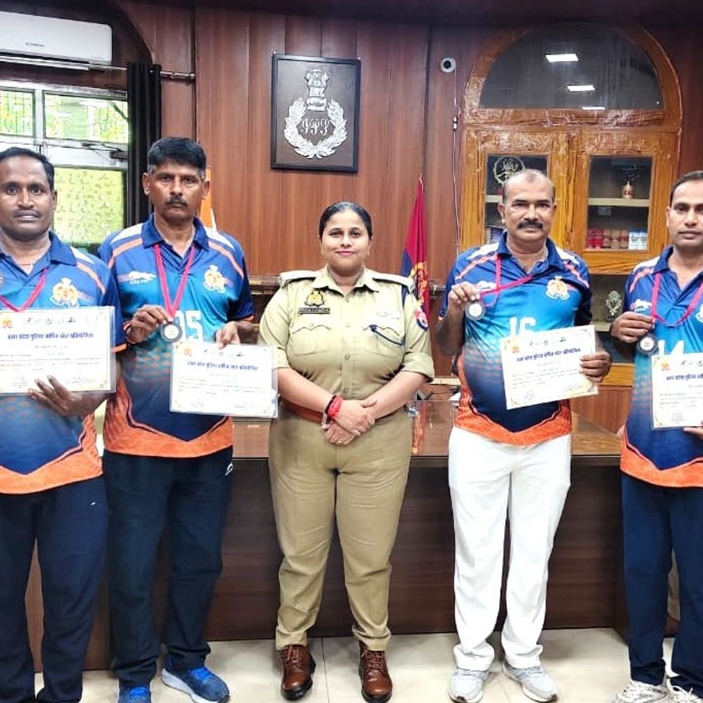मिर्जापुर के पुलिसकर्मियों ने वाराणसी जोन को दिलाया कांस्य पदक:74वीं यूपी पुलिस वार्षिक हॉकी प्रतियोगिता में शानदार प्रदर्शन पर एसपी ने किया सम्मानित