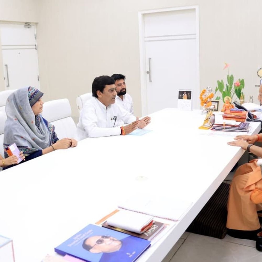 पीड़ित परिवार ने सीएम से की मुलाकात:बच्चों की शिक्षा और आर्थिक मदद मांगी, विधायक बोले- मुख्यमंत्री ने दिया आश्वासन