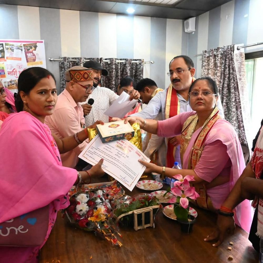 देवरिया में सेवा संकल्प अभियान:आंगनबाड़ी कार्यकत्रियां सम्मानित; छात्राओं ने बनाई मानव समूह रंगोली