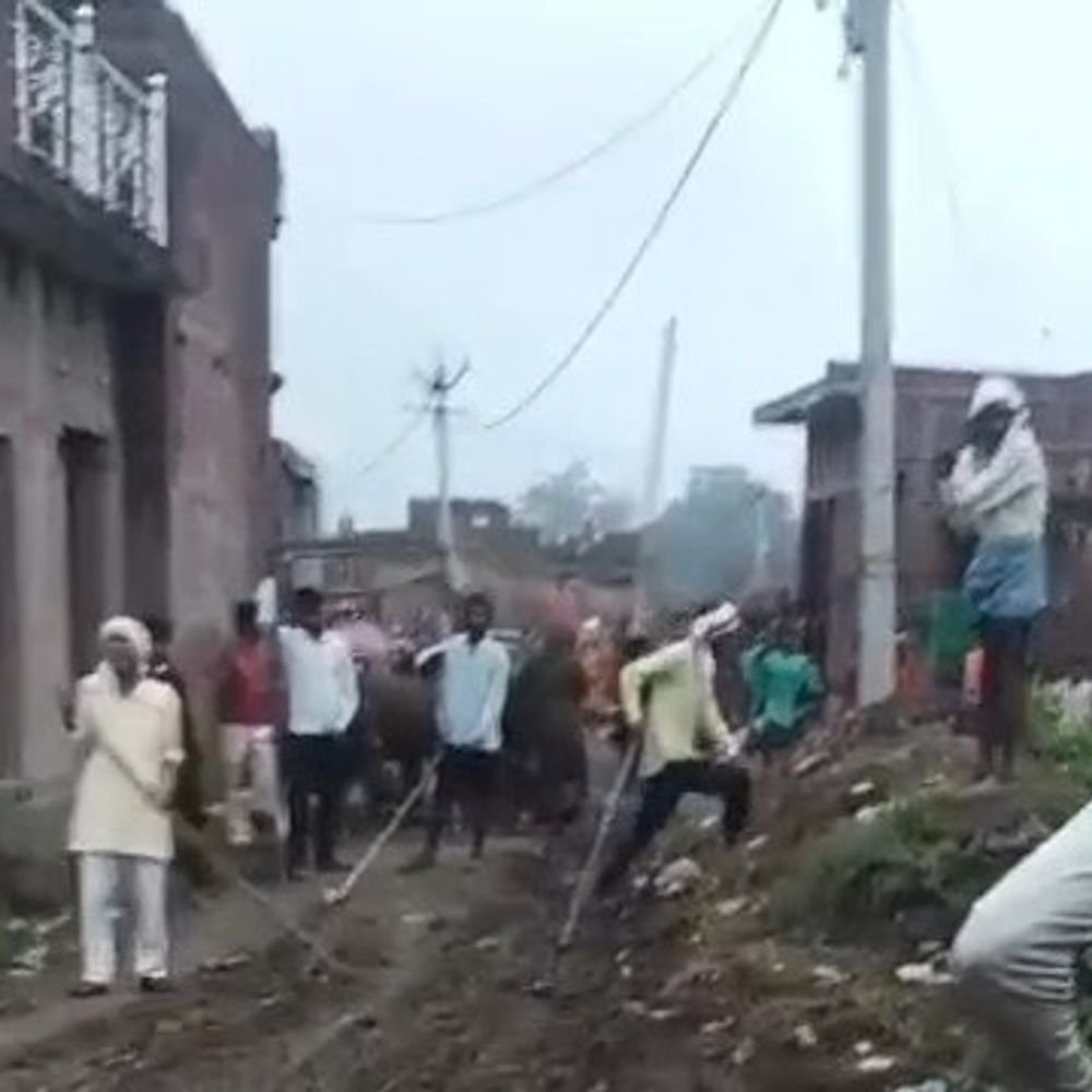 ईंट भट्टे की लेबर को लेकर भिड़े दो पक्ष:फर्रुखाबाद में धीमर नगला में लाठी-डंडे चले और फायरिंग हुई, विवाद का वीडियो आया सामने