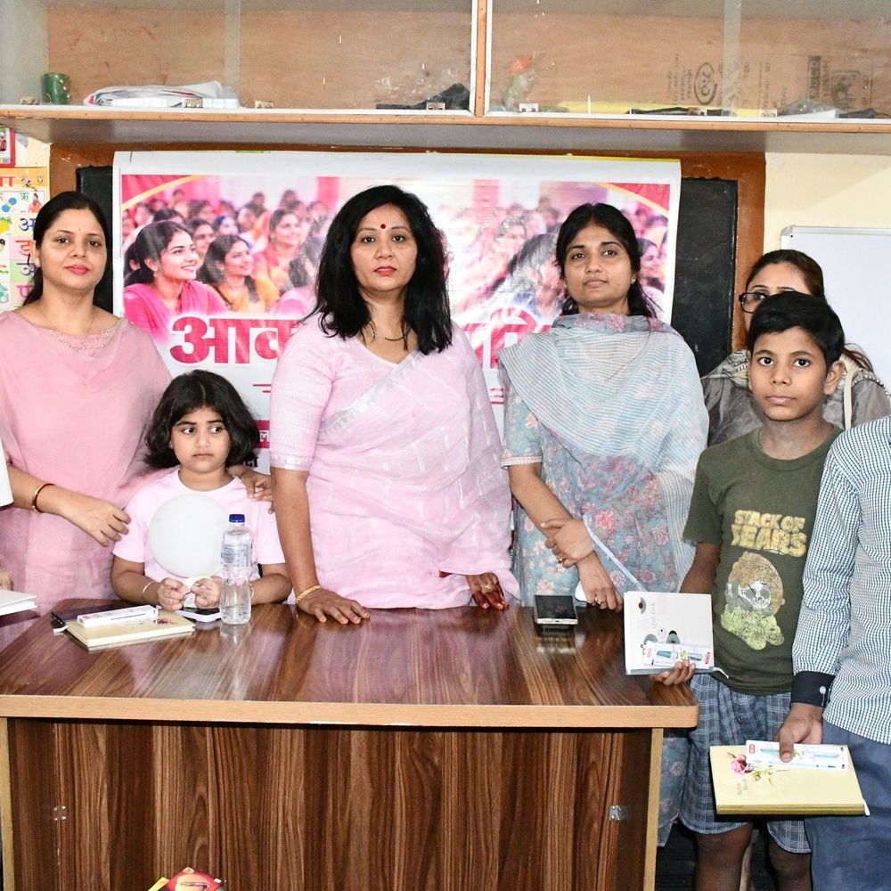 आकांक्षा समिति की अध्यक्ष बाल गृह पहुंचीं:बच्चों को बांटी पठन सामग्री, फल और पेय पदार्थ; 56 बच्चे हैं आवासित
