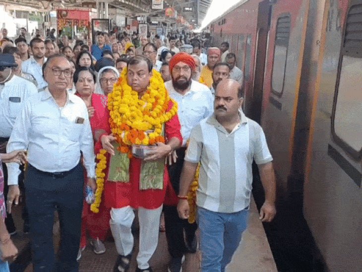 झांसी में लावारिश मौत मरे लोगों का 'गया' में पिंडदान:आठ सौ आत्माओं के पिंड लेकर झांसी से रवाना हुए संस्था के सदस्य, बोले-'जिनका कोई नहीं उनके हम हैं'