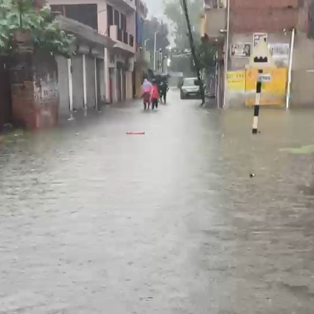 36 घंटे से बारिश, कई इलाकों में 3 फीट पानी:196 मिमी बारिश, घरों और लोहिया अस्पताल के परिसर में भी घुसा पानी