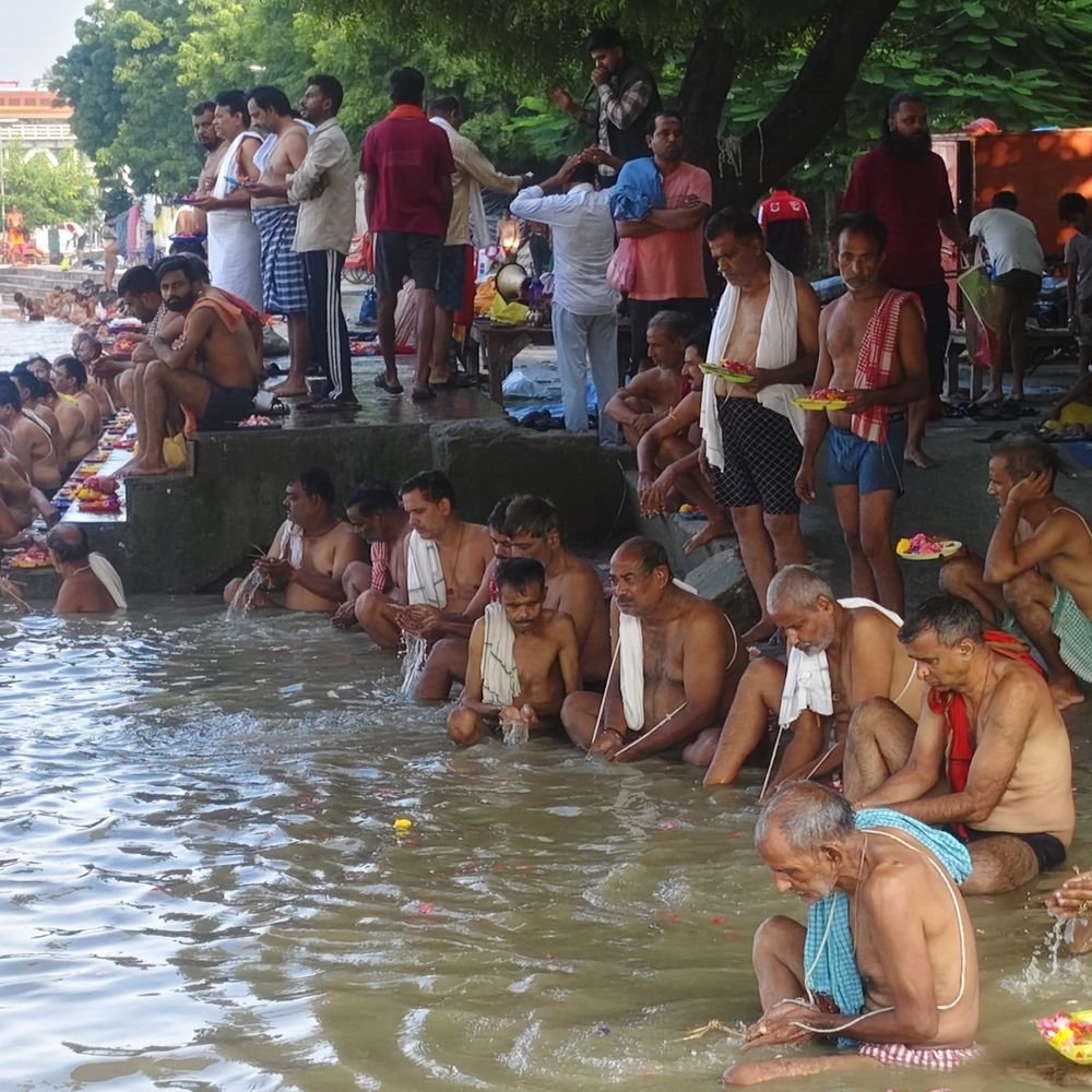 उन्नाव में पितृपक्ष के चौथे दिन घाट पर उमड़े श्रद्धालु:गंगा स्नान के बाद तर्पण-पिंडदान; पुरोहित ने बताया तिथियों का महत्व