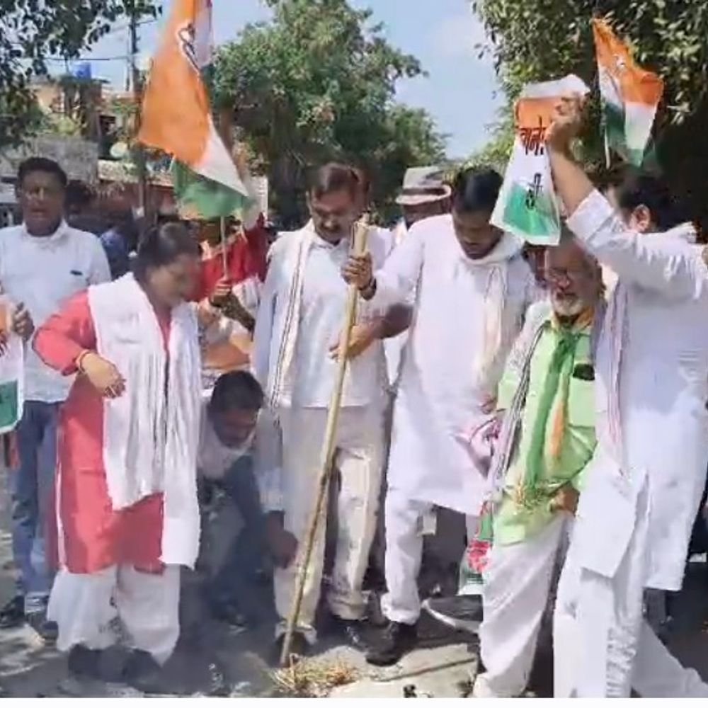 कांग्रेसियों ने CEC के खिलाफ प्रदर्शन कर पुतला फूंका:कानपुर देहात में वोटर लिस्ट और चुनाव आयोग की कार्यप्रणाली को लेकर विरोध