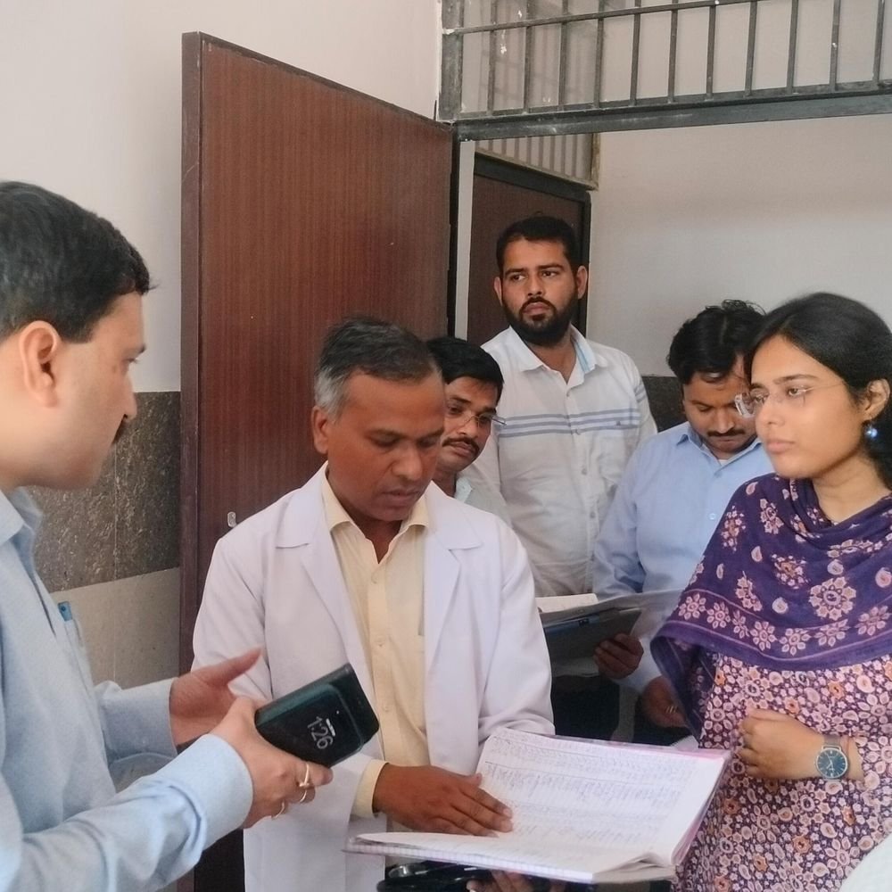 डीएम ने सीएचसी का औचक निरीक्षण किया:हरदोई में मरीजों को बेहतर स्वास्थ्य सुविधाएं देने के निर्देश
