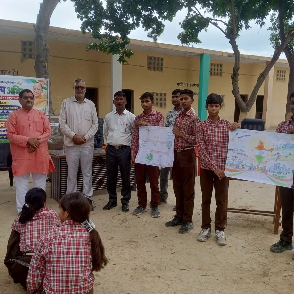 हाथरस में पोस्टर प्रतियोगिता आयोजित:स्कूली बच्चों ने दिखाई रचनात्मक प्रतिभा, पर्यावरण और स्वच्छता पर दिया संदेश