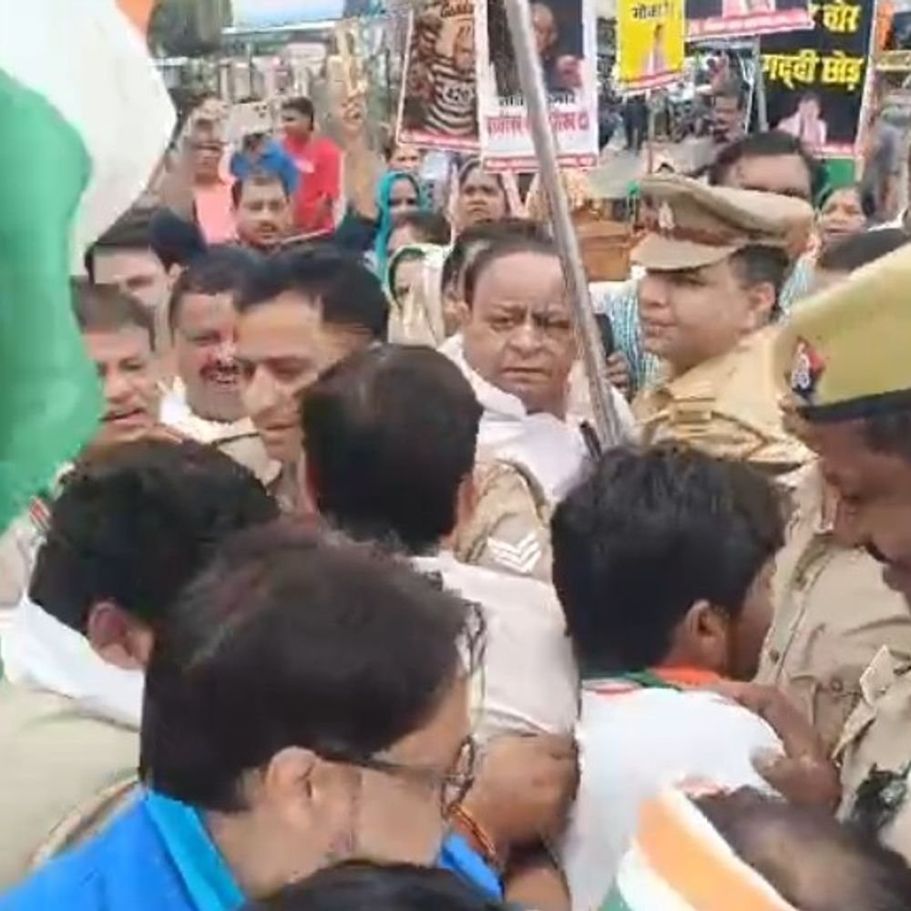 CEC को हटाने की मांग पर कांग्रेस का धरना प्रदर्शन:हापुड़ पुलिस से नोकझोंक, जिला अध्यक्ष समेत 50 से ज्यादा कार्यकर्ता गिरफ्तार