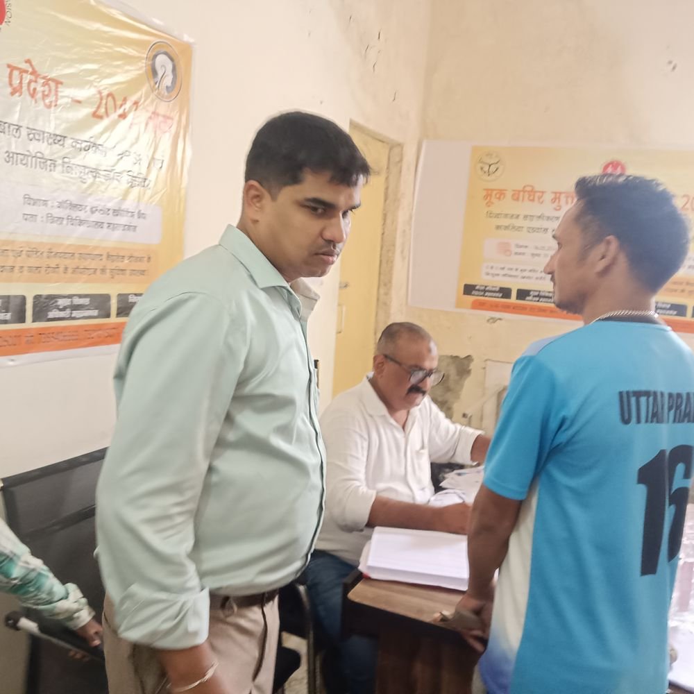 महराजगंज जिला अस्पताल में दिव्यांग प्रमाण पत्र बनवाने पहुंचे लोग:डॉक्टरों की टीम कर रही जांच, सरकारी योजनाओं का मिलेगा लाभ