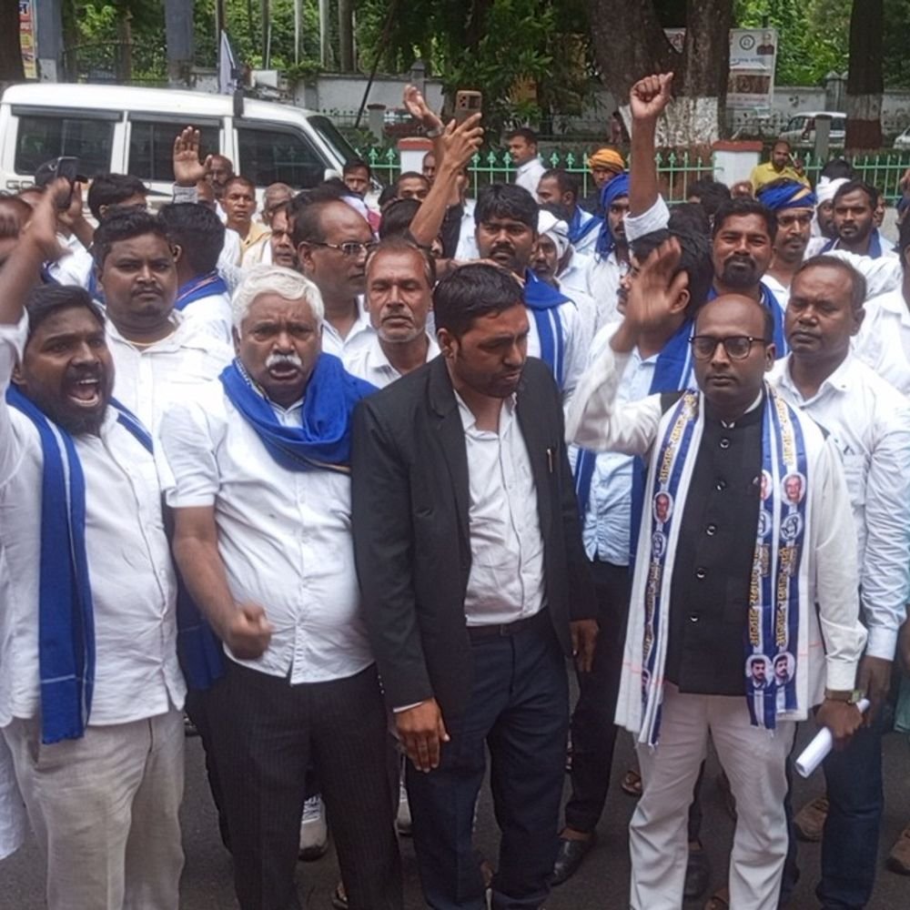 आजाद समाज पार्टी का जोरदार प्रदर्शन:राष्ट्रपति को भेजा ज्ञापन, खाली पदों पर भर्ती और आरक्षण सही से लागू करने की मांग
