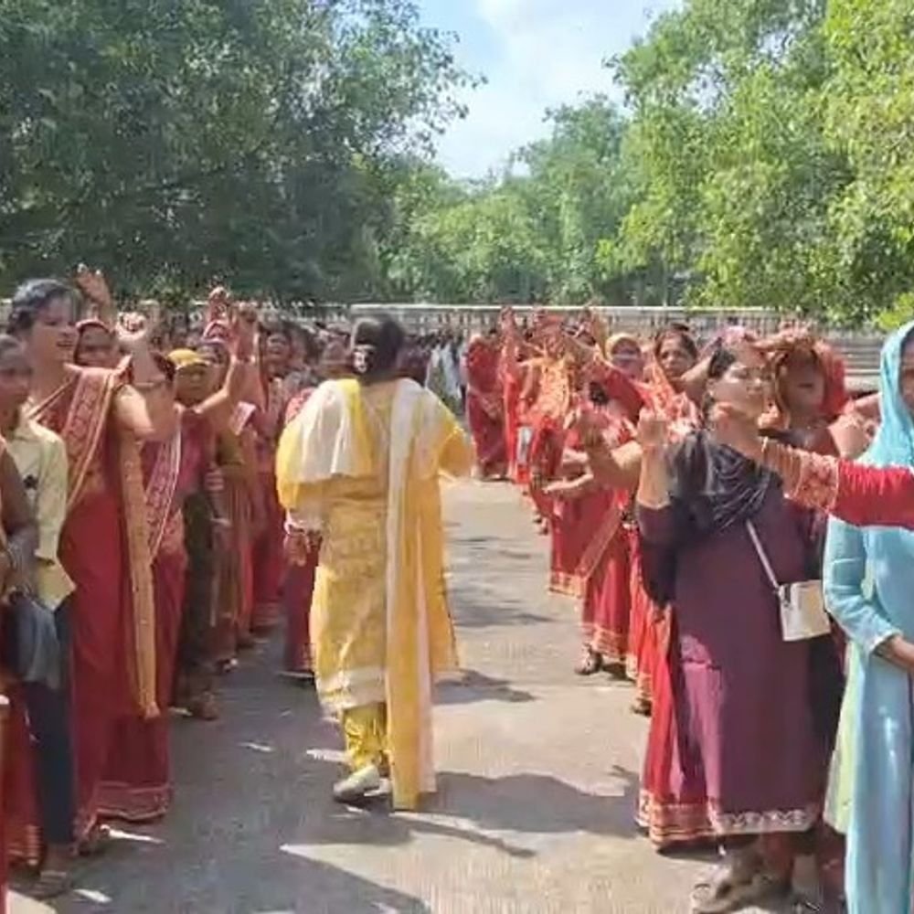 लखनऊ में बीसी सखियों का विरोध प्रदर्शन:20 हजार वेतन कि मांग, 4 दिनों से जारी है धरना , सरकार पर शोषण का आरोप लगाया