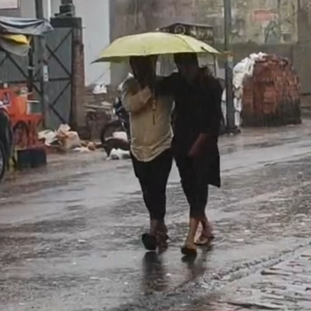 बहराइच में लगातार बारिश से शहर में जलभराव:सुबह से छाए रहे बादल, दोपहर में शुरू हुई बारिश, टेंपरेचर में 7 डिग्री की गिरावट