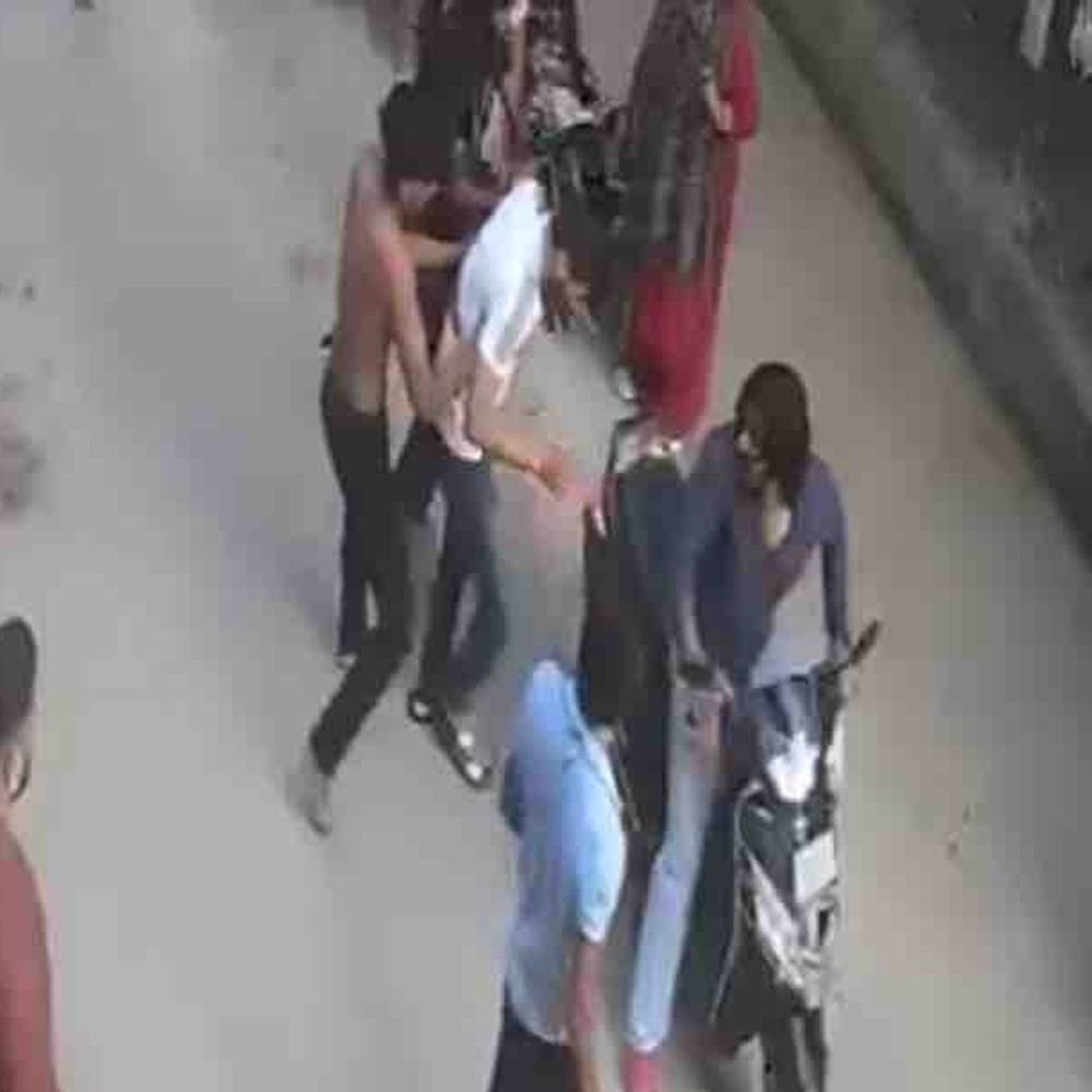 गोविंदपुरम में चाकूबाजी:पेट में चाकू लगने के बाद युवक को स्कूटी से अस्पताल ले गए; CCTV में खून रोकने की कोशिश करते दिखे लोग