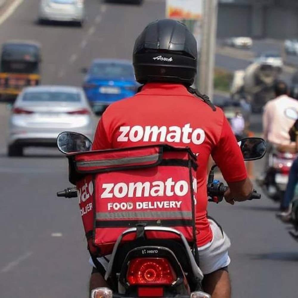 जोमैटो से खाना मंगवाना महंगा हुआ:कैश ऑन डिलीवरी पर 5 से 20 रुपए तक ज्यादा देने होंगे; ऑनलाइन पेमेंट पर छूट मिलेगी