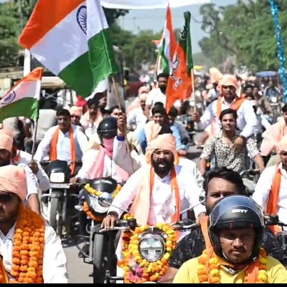 वाराणसी-वडनगर सेवा यात्रा का बुलंदशहर में स्वागत:पीएम मोदी के 25 साल पूरे होने पर युवाओं ने किया वृक्षारोपण