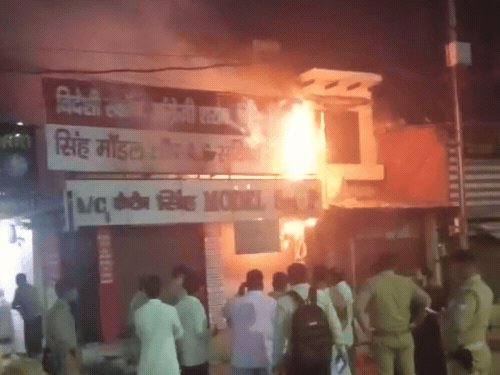 आगरा में मॉडल वाइन शॉप में आग लगी:बोतल-कंप्रेशर फटने से होते रहे धमाके, लाखों का नुकसान