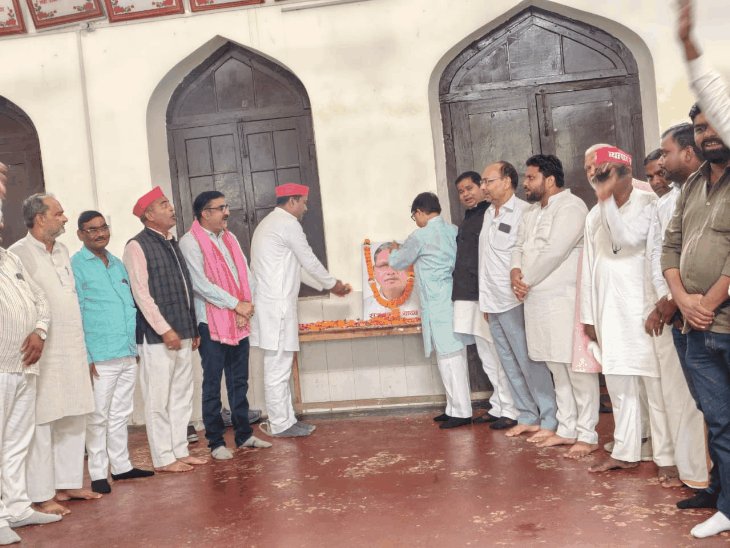 सपा के वरिष्ठ नेता ,कामरेड राज बहादुर यादव को श्रद्धांजलि:सपा कार्यालय और राजबली स्मारक स्कूल में हुए आयोजन