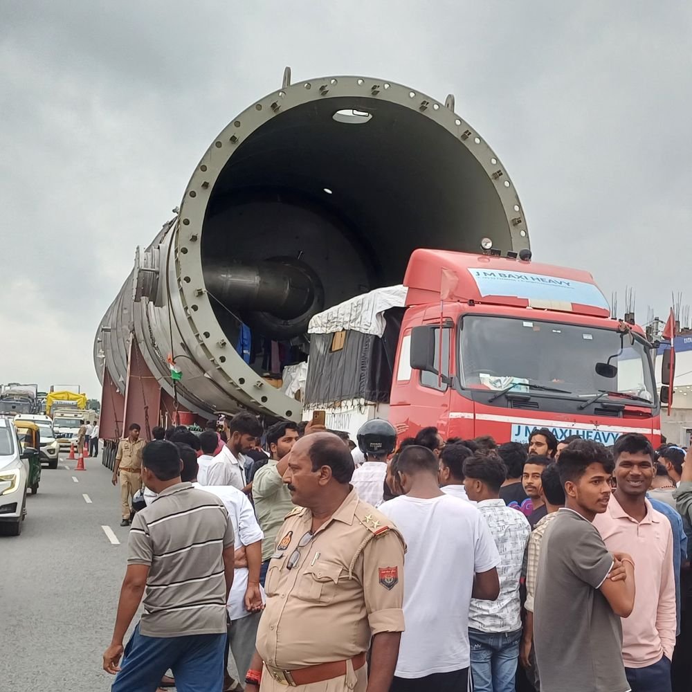 चंदौली पहुंचा 308 पहियों वाला ट्रक, देखने उमड़ी भीड़:एथेनॉल प्लांट की मशीन लेकर बलरामपुर जा रहा, फुट ओवरब्रिज हटाकर निकाला जाएगा