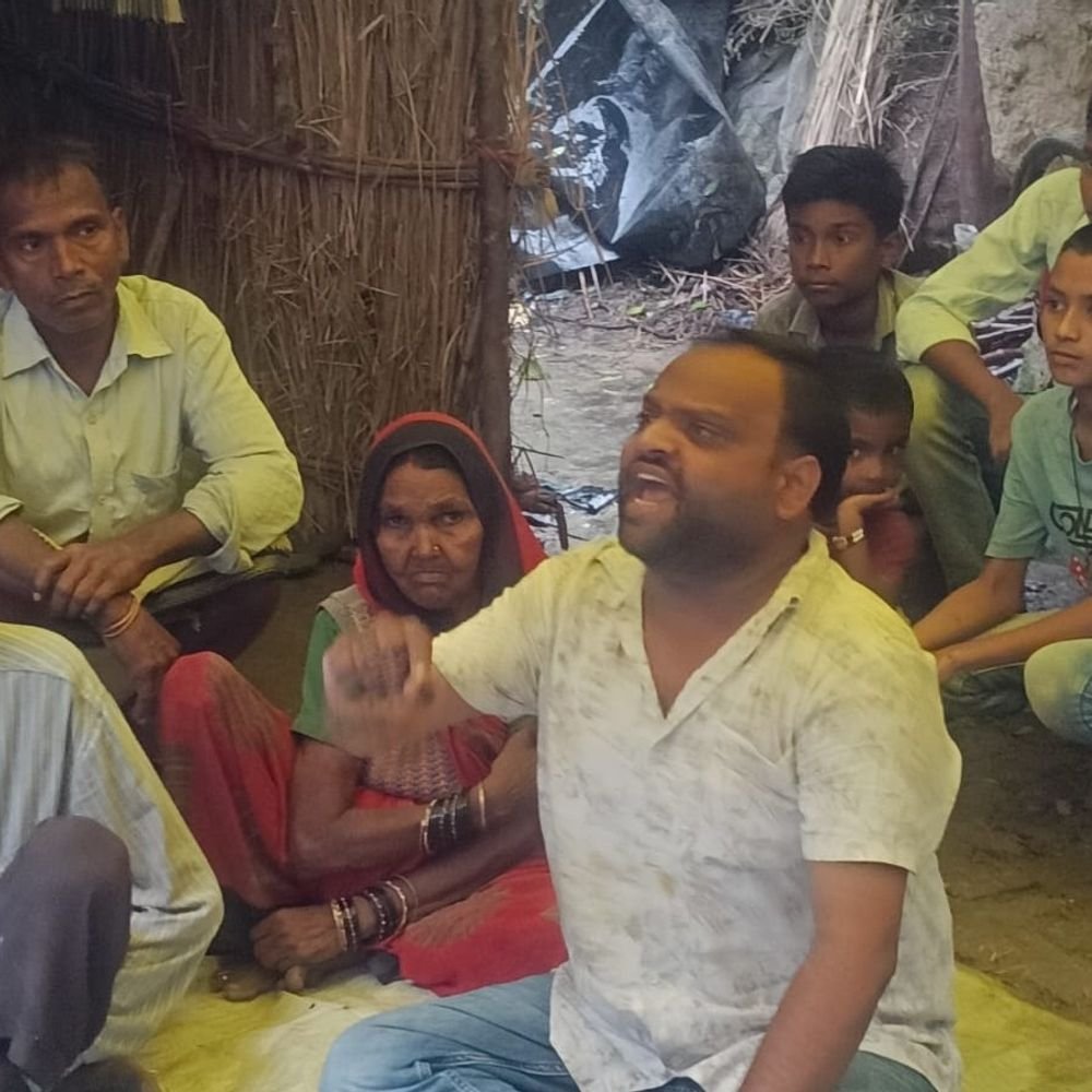 अयोध्या में बुजुर्ग दंपती को आवास दिलाने की मांग:बारिश में धरने पर बैठे समाजसेवी, आवास नहीं मिलने तक जारी रहेगा धरना